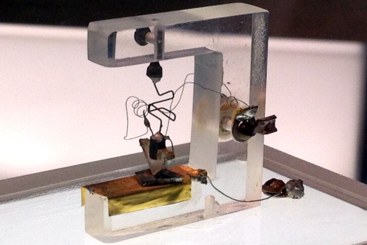 Replika pierwszego tranzystora (zdjęcie: Unitronic, CC BY-SA 3.0)