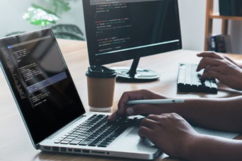 Jak zacząć programować od&nbsp;zera? Kompleksowe kursy programowania i&nbsp;rola kwalifikacji zawodowych w&nbsp;IT