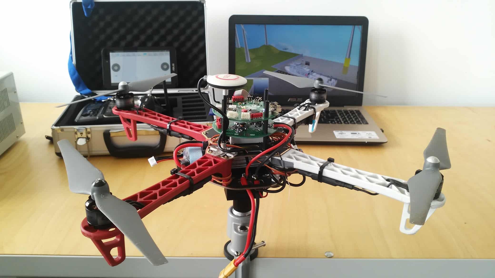 AI-QUADRO - Stanowisko do badania sys. ster. platform wielowirnikowych