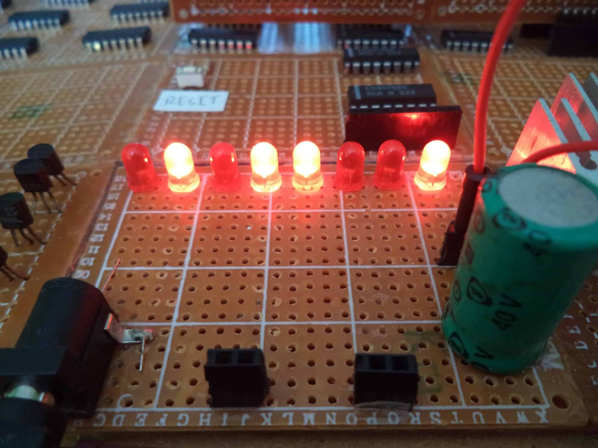 DCE 812 (8-bitowy mikroprocesor własnej roboty)