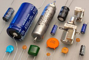 Capacitors_(7189597135).thumb.jpg.86e9709fa779a8355068a3f4b59ecb60.jpg