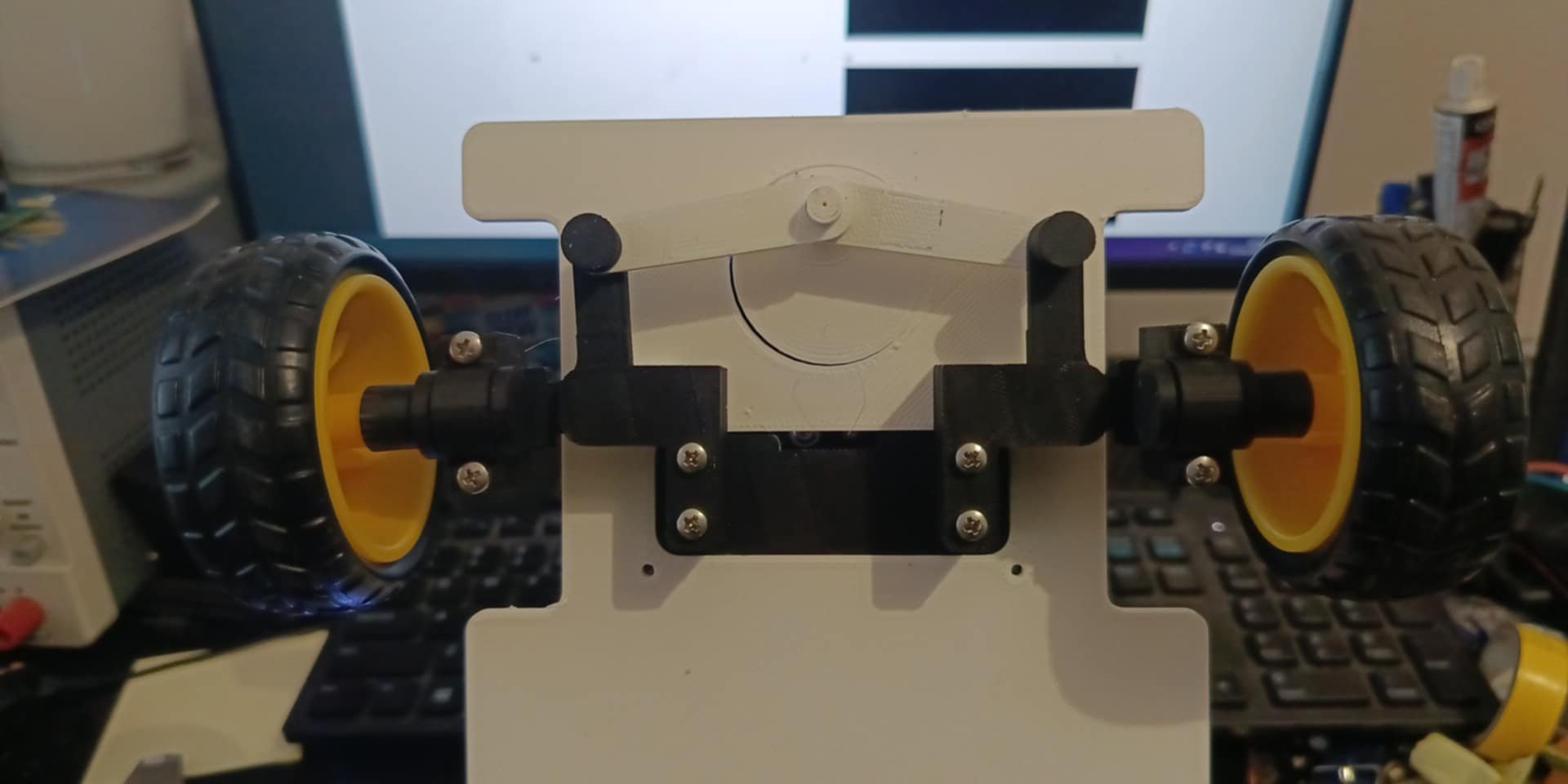 4-Kołowy Robot z Napędem Tylnym, Układem Kierowniczym i Sterowaniem Webowym