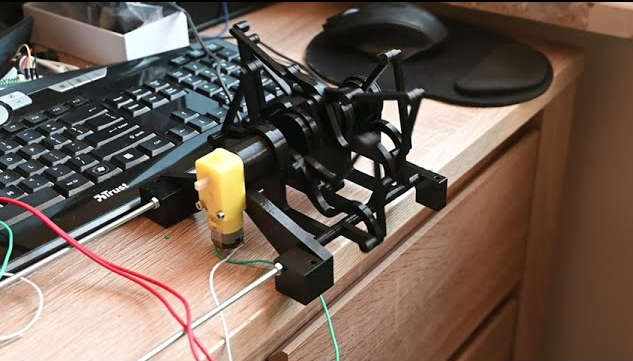 Pojazd kroczący "Strider" (układ mechaniczny napędzany wspólnym wałem)