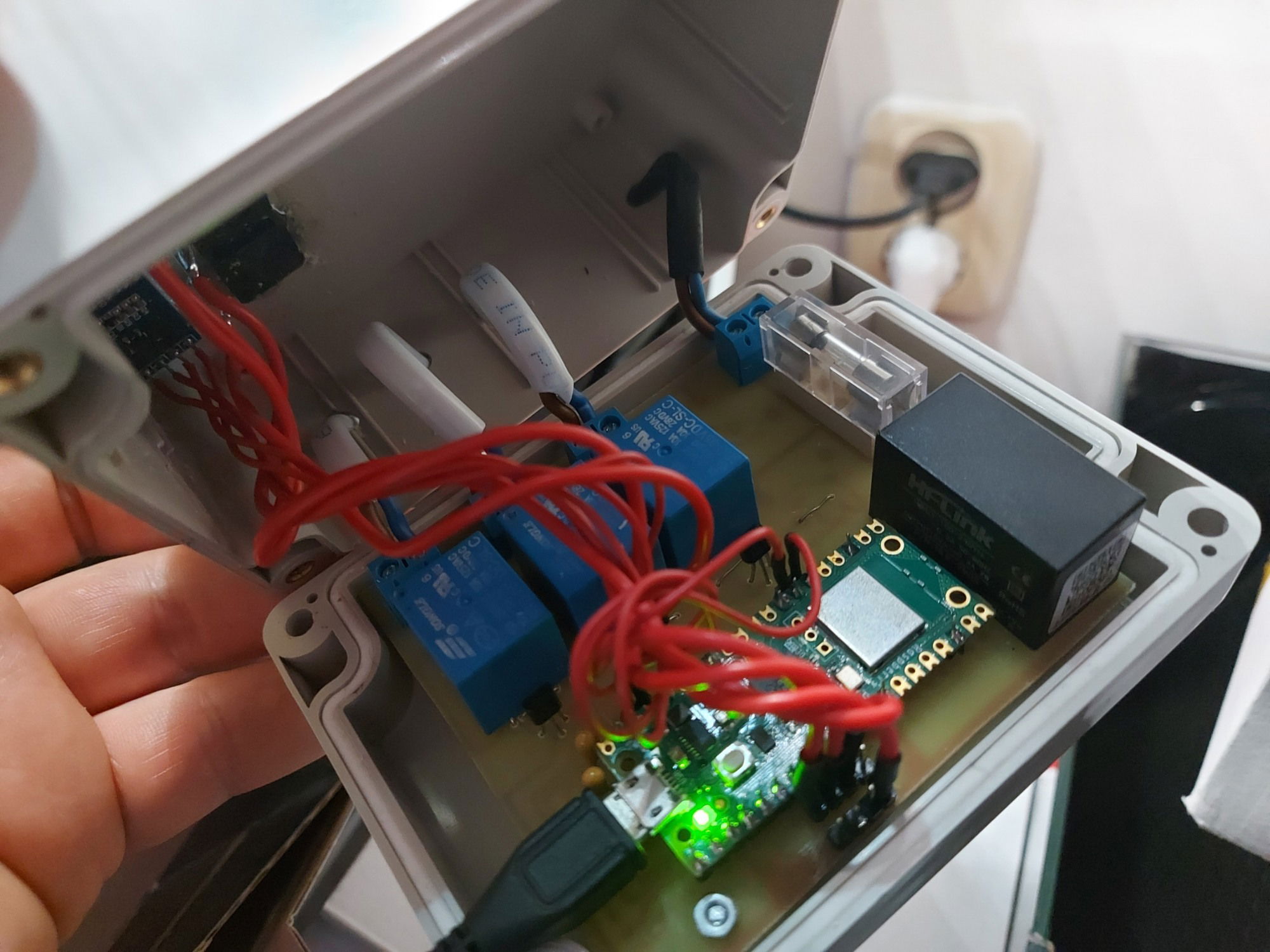 Sterowanie przekaźnikami przez MQTT z automatycznym wykrywaniem urządzeń